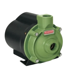 Motor elétrico sendo inspecionado na oficina